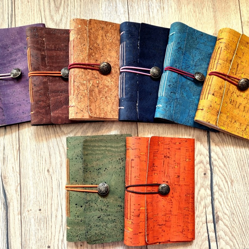 Petits carnets A6 en liège, papier 90g intérieur, couleurs diverses.