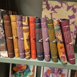 Petits carnets A6 en liège, papier 90g intérieur, couleurs diverses.