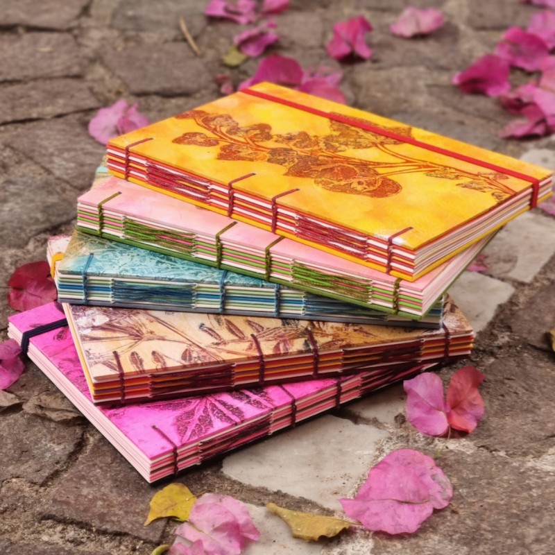 Carnet de note A5 type discret, couture copte, papiers fait main en gelli printing