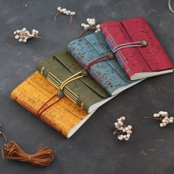 Petits carnets A6 en liège, papier 90g intérieur, couleurs diverses.