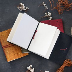 Petits carnets A6 en liège, papier 90g intérieur, couleurs diverses.